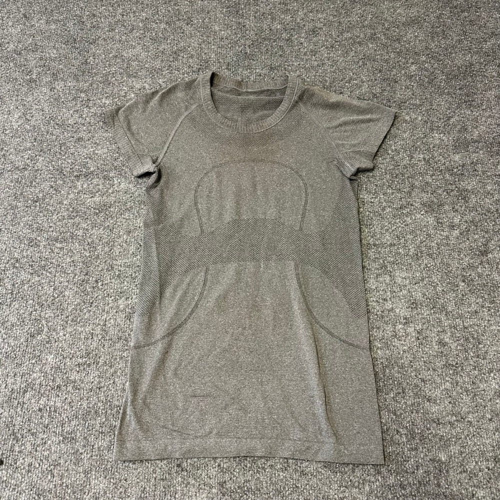 Lululemon Shirt Womens Size 4 Grey Swiftly Tech Short Sleeve Athletic Seamless